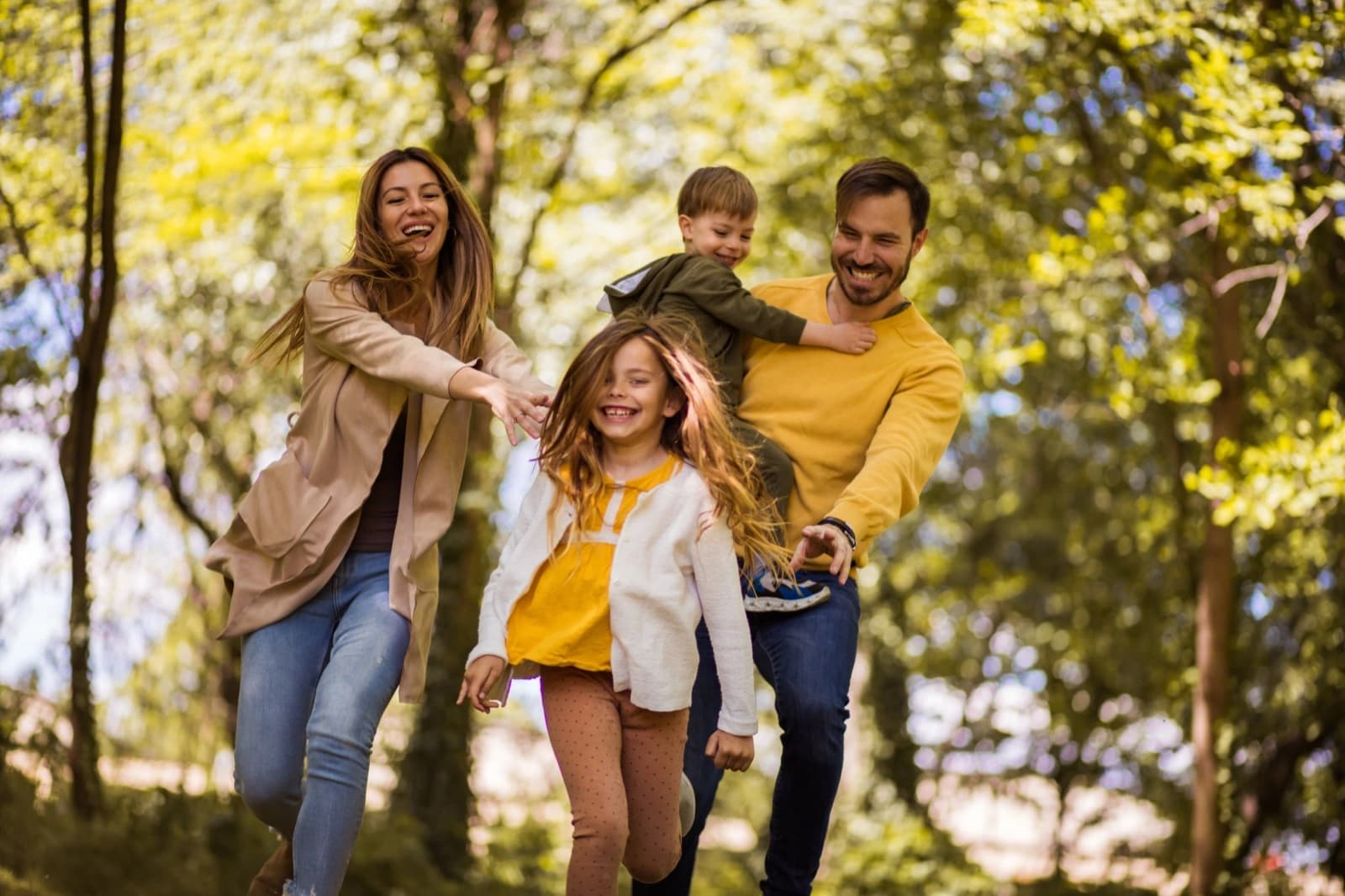 Glückliche Familie bei der Finanzplanung – PVVS Finanzkompetenz AG Zürich